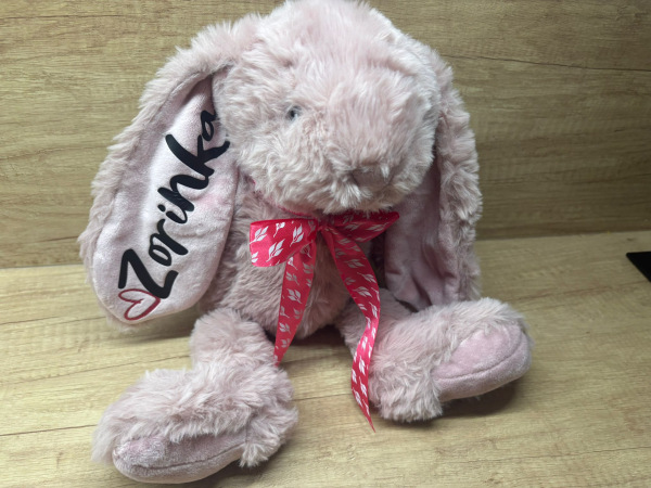 Plyšový zajíček se jménem na oušku 17