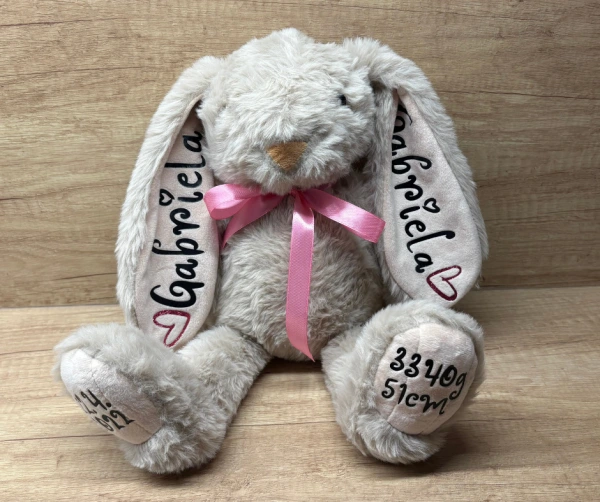 Plyšový zajíček se jménem a údaji o narození 6