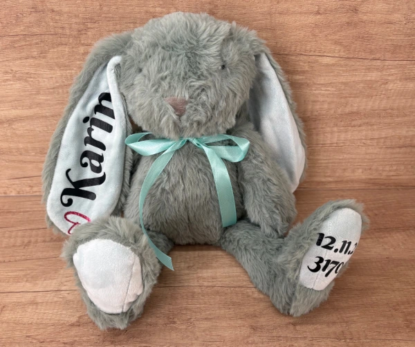 Plyšový zajíček se jménem a údaji o narození 12