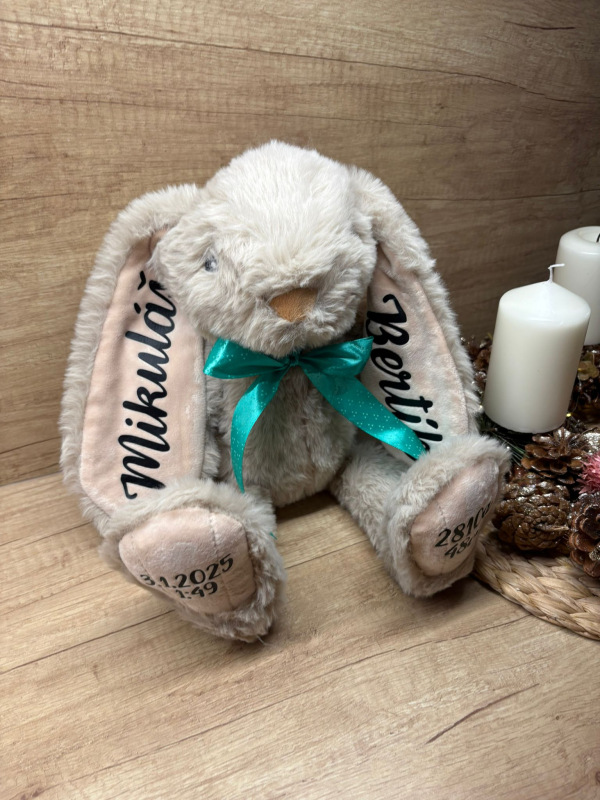 Plyšový zajíček se jménem a údaji o narození 20