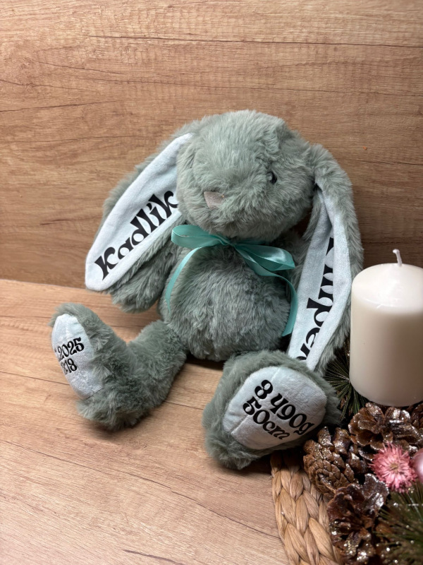 Plyšový zajíček se jménem a údaji o narození 19