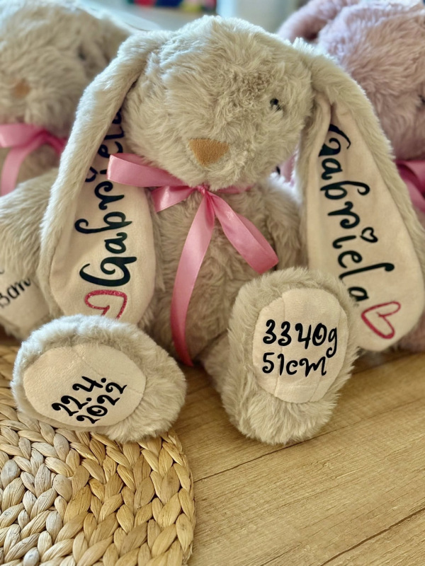Plyšový zajíček se jménem a údaji o narození 9