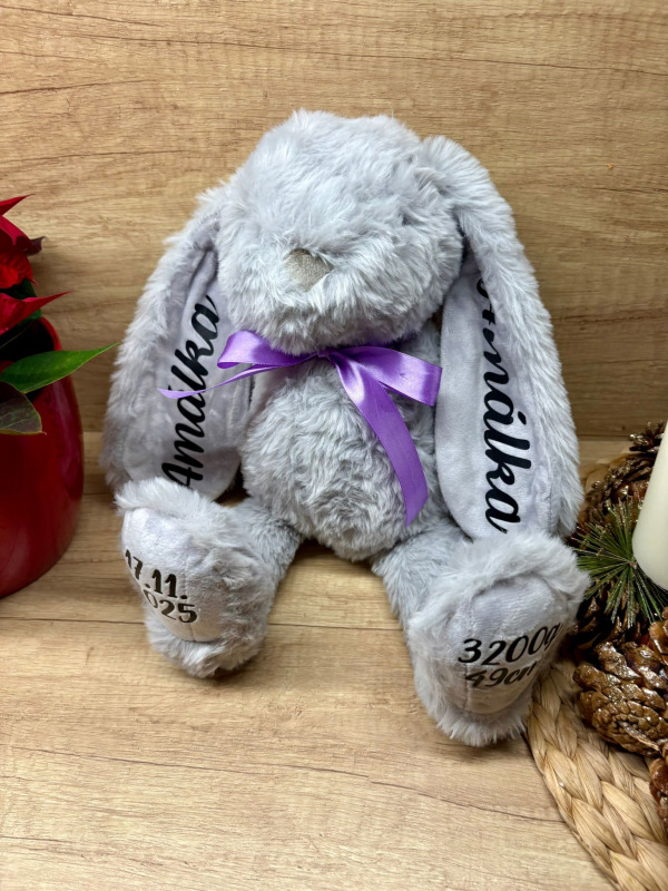 Plyšový zajíček se jménem a údaji o narození 17