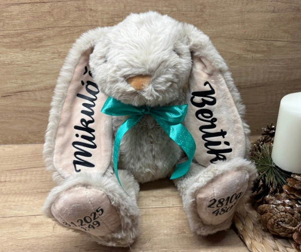Plyšový zajíček se jménem a údaji o narození 10