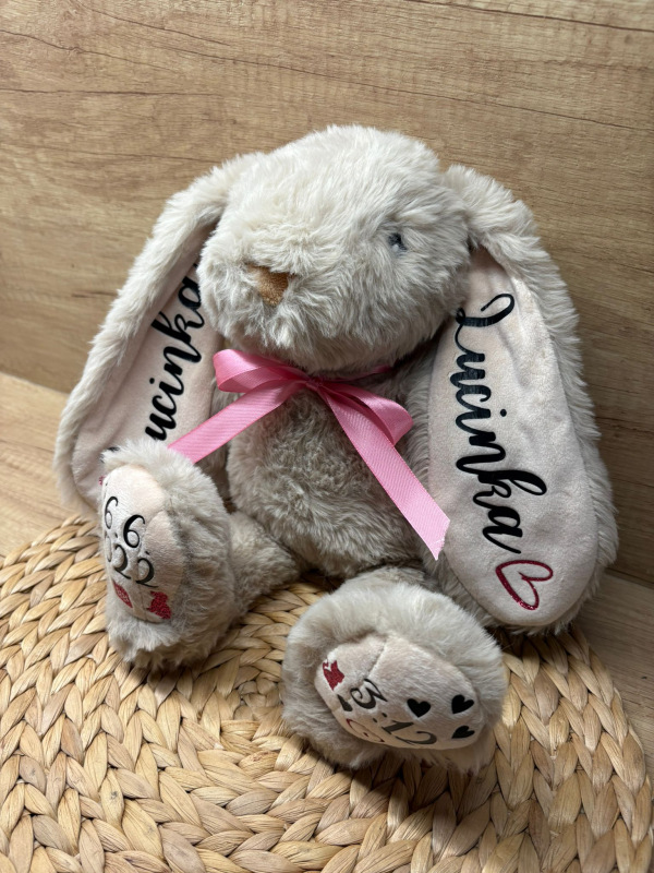 Plyšový zajíček se jménem a údaji o narození 14