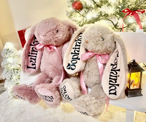 Plyšový zajíček se jménem a údaji o narození 1