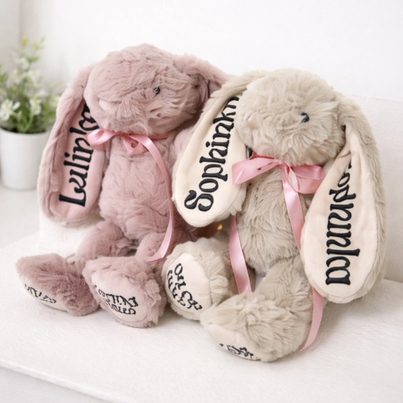 Plyšový zajíček se jménem a údaji o narození