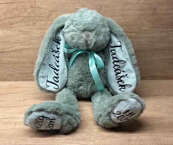 Plyšový zajíček se jménem a údaji o narození 5