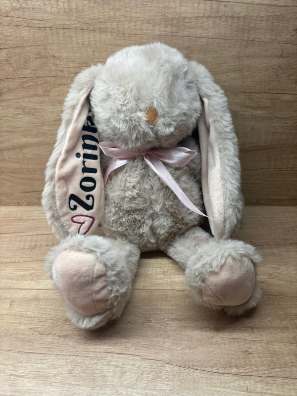 Plyšový zajíček se jménem a údaji o narození 13