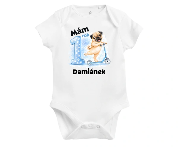 Body k 1. narozeninám – mops na koloběžce s jménem