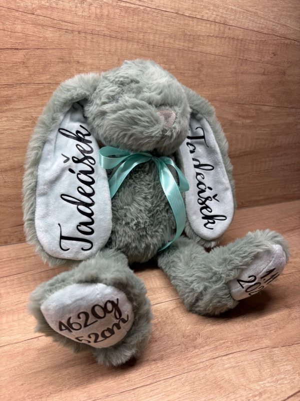 Plyšový zajíček se jménem a údaji o narození 15