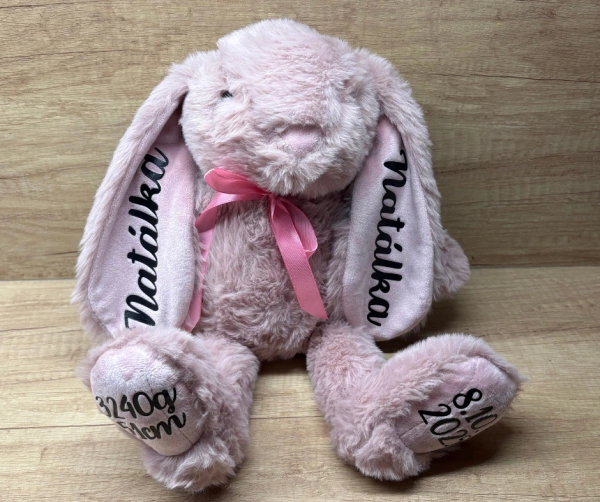 Plyšový zajíček se jménem a údaji o narození 7
