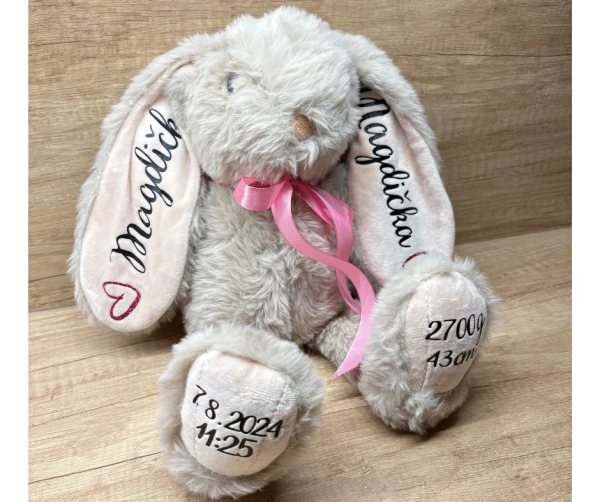 Plyšový zajíček se jménem a údaji o narození 8