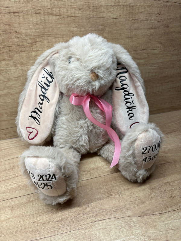 Plyšový zajíček se jménem a údaji o narození 16