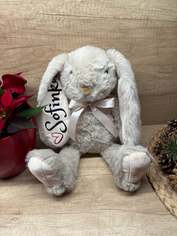 Plyšový zajíček se jménem a údaji o narození 18
