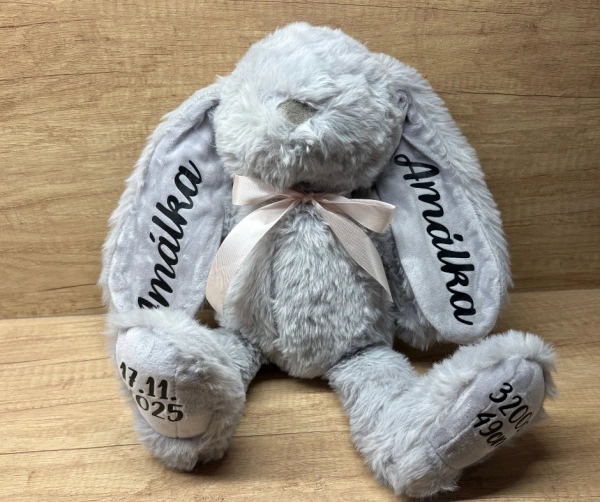 Plyšový zajíček se jménem a údaji o narození 11